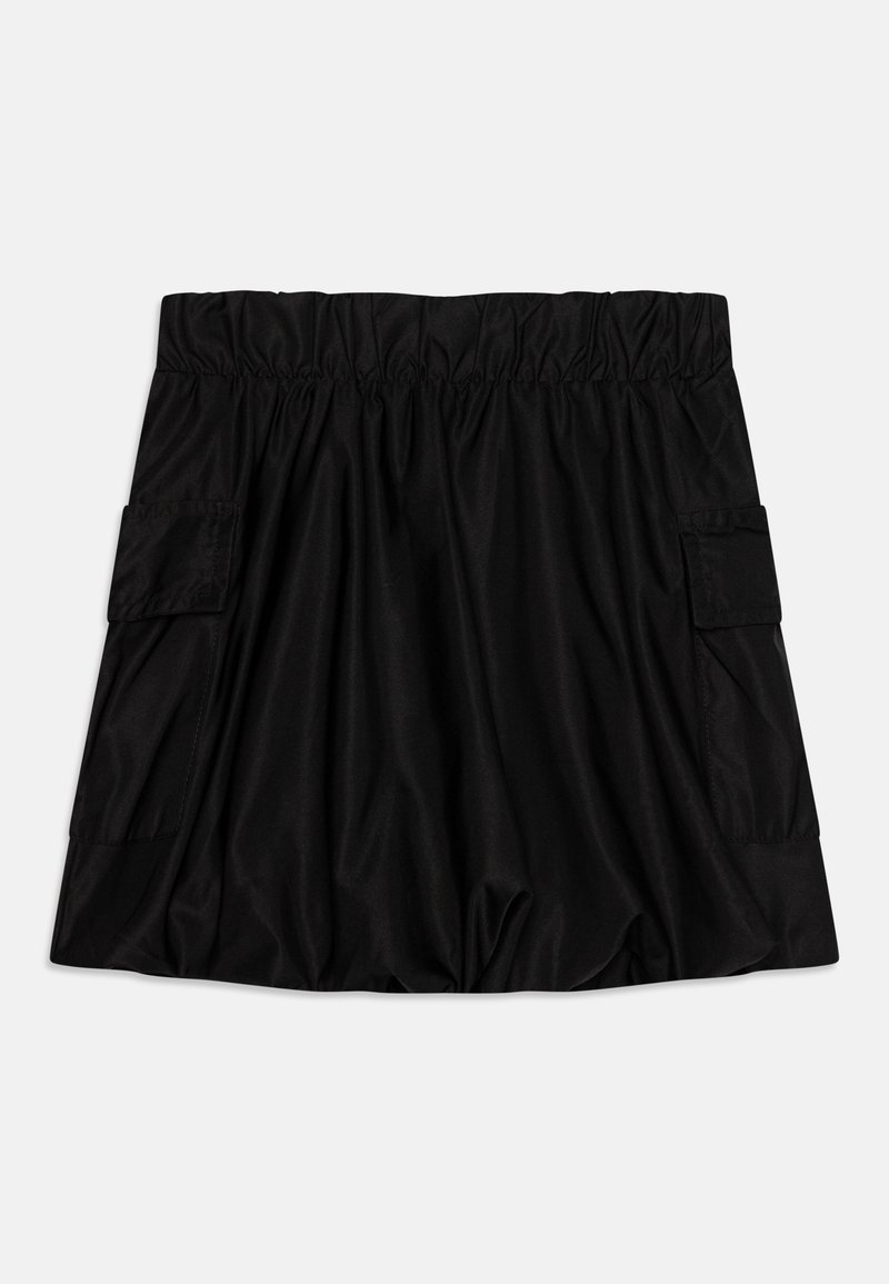 Μαύρη πλισέ φούστα με ελαστική μέση, δύο πλαϊνές τσέπες cargo και λεία υφή. Ελαφρύ υλικό κατάλληλο για καθημερινή χρήση.