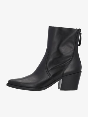 Bottine en cuir noir avec un bout pointu et un talon en block de hauteur intermédiaire. Présente une fermeture éclair sur le côté et des détails de couture subtils.