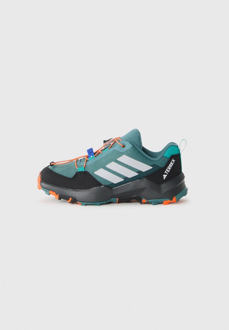 Türkise und schwarze Wanderschuhe mit orangen Akzenten, aus Mesh-Gewebe, unverwechselbares Drei-Streifen-Design, strukturierte Sohle für Griffigkeit.