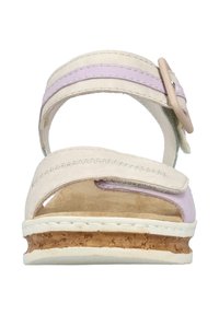 Sandale beige clair et lavande avec une large bride, bout rond, semelle en liège et détail de boucle circulaire. Texture en daim douce. Design ouvert.