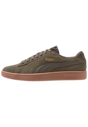 Sneaker Puma in camoscio verde oliva con suola di gomma marrone, chiusura con lacci e logo Puma sul lato e sulla suola.