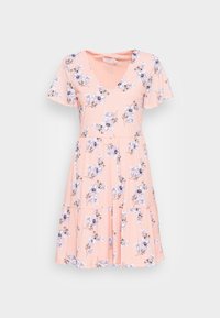 Vestido floral feito de tecido suave na cor pêssego, com decote em V, mangas curtas e uma saia em camadas com padrões florais azuis e brancos.