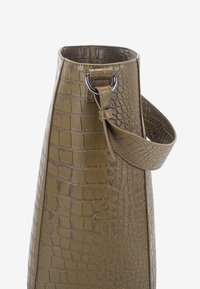 Olivenfarvet håndtaske med krokodillepræg, buet form, tekstureret overflade og strop med ringdetalje.