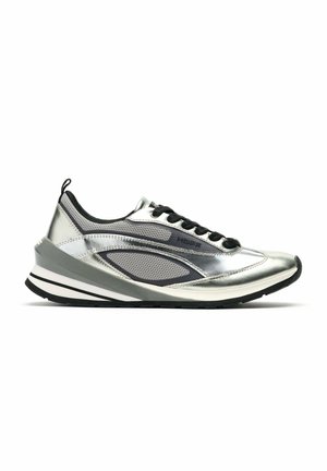 Baskets basses argentées et grises avec des lacets noirs, des panneaux en mesh et une semelle épaisse blanche et noire, vues de côté sur fond blanc.