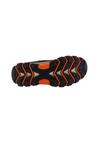 Semelle d'une chaussure avec une base en caoutchouc noir texturé, des accents orange et beige, et un motif de semelle en zigzag pour une meilleure adhérence.