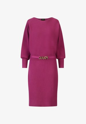 Fuchsia Strickkleid mit Rundhalsausschnitt, 3/4 Ärmeln und taillierter Silhouette, ausgestattet mit einem dekorativen goldenen Kettengürtel.