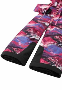 Kolorowe spodnie narciarskie w kolorach różowym, fioletowym i czarnym, z wzorem kropek i fal, wyposażone w regulowane mankiety oraz zamki błyskawiczne w kieszeniach.