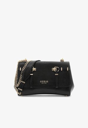 Sac à main Guess en cuir noir texturé avec bandoulière chaîne dorée et quincaillerie, forme rectangulaire, et fermeture à rabat avec détails de boucle.
