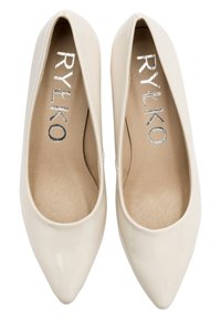 Beżowe baletki z lakierowanej skóry z wydłużonym noskiem, gładkim wykończeniem oraz srebrnym logo RYŁKO na wkładce.