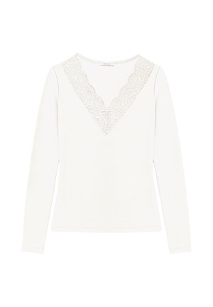 Weißes Langarmshirt mit V-Ausschnitt, versehen mit zarten Spitzelementen entlang des Ausschnitts. Hergestellt aus einem weichen Stoff mit glatter Oberfläche.