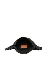 Černá kožená taška se zipovým uzávěrem, s hladkým podšívkou a hnědou koženou štítkou uvnitř. Součástí je nastavitelné rameno.