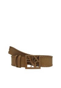 Cintura in pelle tan con bordo intrecciato, dotata di una fibbia con logo geometrico in colore abbinato e finitura liscia.