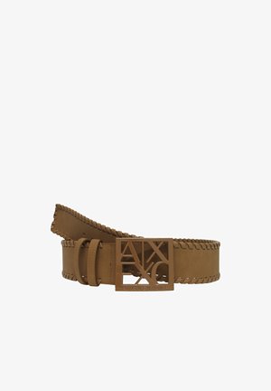 Cintura in pelle tan con bordo intrecciato, dotata di una fibbia con logo geometrico in colore abbinato e finitura liscia.