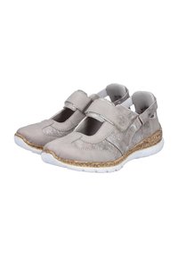 Graue Lederschuhe mit texturiertem Finish, ausgestattet mit zwei Klettverschlüssen, einem dekorativen Nähmuster und einer weißen, gepolsterten Sohle.