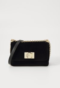 Sac en velours noir à bandoulière en chaîne dorée, de forme rectangulaire, avec un détail de verrou en métal doré sur le rabat avant.