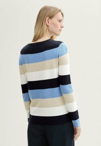 Strickpullover mit horizontalen Streifen in Blau-, Schwarz-, Beige- und Weißtönen. Verfügt über einen Rundhalsausschnitt und lange Ärmel.