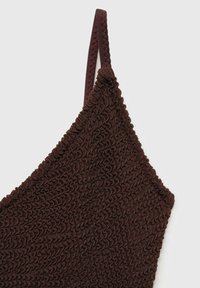Braunes Cropped-Top mit strukturiertem Smockdesign, dünnen verstellbaren Trägern und dreieckiger Form.