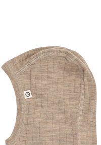 Beżowa dzianina o miękkiej fakturze, z prążkowanymi detalami i okrągłą plakietką z logo przy szwie. Zaokrąglony, ukształtowany kształt.