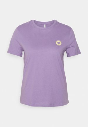Lawendowy t-shirt z krótkim rękawem i okrągłym dekoltem, z małą żółtą grafiką słonecznika na lewej piersi na białym tle.
