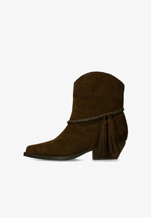 Bottine en suède marron avec petit talon bloc, sangle tressée et deux pampilles sur le côté.