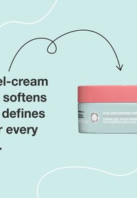 Curl Empowering Cream in een lichtblauwe container met een roze deksel, 6,7 oz, heeft een zachte textuur en een minimalistisch ontwerp.