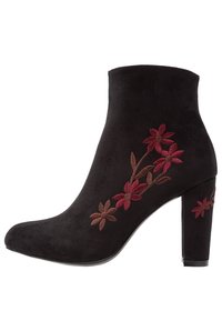 Stivale alla caviglia in suede nero con ricami floreali rossi e marroni e tacco a blocco.