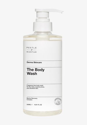 Przezroczysta butelka z pompką oznaczona "The Body Wash" marki Pestle & Mortar, bezzapachowa, przeznaczona do skóry suchej, swędzącej, skłonnej do egzemy i wrażliwej, 500 ml.