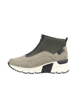 Bottine grise et verte à enfiler, en suède et nylon, avec une fermeture éclair noire, une semelle texturée et un talon compensé pour plus de hauteur.