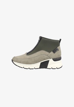 Grau und grün slip-on Schuh aus Veloursleder und Nylon, mit einem schwarzen Reißverschluss, strukuriertem Sohle und einem Keilabsatz für zusätzlichen Schwung.