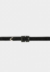 Cintura nera glitterata con una fibbia rettangolare argentata, caratterizzata da una finitura testurizzata e un design di accento vicino alla fibbia per un tocco in più.
