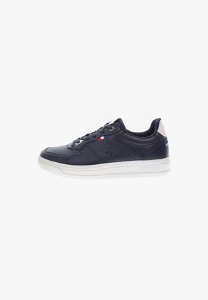 Laikanka blue sneaker su glatkom kožom i perforiranim detaljima, bijelom gumenom potplatom i kontrastnim akcentima u crvenoj i krem boji na jeziku.