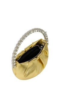 Gul læderhåndtaske med sammensyning og top lynlås. Udstyret med et perlebesat sølvhåndtag med klare rhinsten som dekoration.