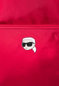 KARL LAGERFELD IKON PACKABLE BACKPACK UNISEX - Dnevni ruksak - scarlet sage