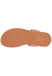 Suola in gomma marrone con scanalature verticali, dotata di una morbida fascia rosa e dettagli in argento. Design resistente, adatto per un abbigliamento casual.