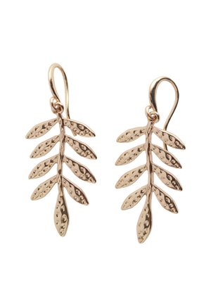 Boucles d’oreilles en or en forme de branches feuillues avec des détails texturés, chaque branche comportant six feuilles pointues, présentées sur fond blanc.
