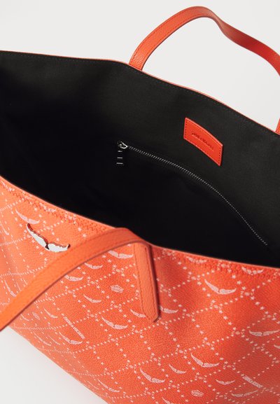 Borsa a tracolla arancione con superficie testurizzata, caratterizzata da accenti decorativi a motivi. L'interno ha una fodera nera con una tasca con zip e un'etichetta in pelle.