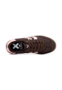 Sneaker in suede marrone con accenti rosa, caratterizzata da una superficie texturizzata, design con lacci e suola in gomma. Branding nero sulla linguetta.