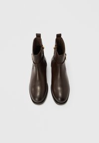 Brune læderankelstøvler med en glat tekstur, rundet tå, lav hæl og guldfarvede hardware-accenter på sidelåsen.