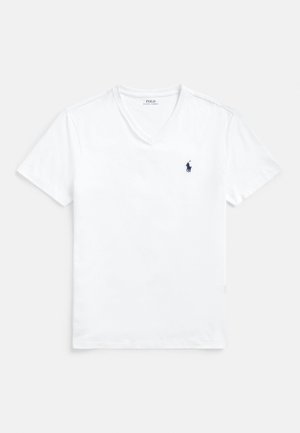 Λευκό T-shirt με λαιμόκοψη V, κατασκευασμένο από βαμβάκι. Διαθέτει κοντά μανίκια και μικρό ναυτικό λογότυπο στο αριστερό στήθος. Λείο ύφασμα, κλασική εφαρμογή.