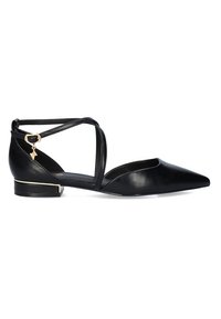 Zapato plano de cuero negro con punta afilada, tira en el tobillo y un tacón pequeño. Presenta detalles en tono dorado en el tacón y la tira.