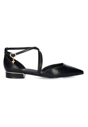 Zapato plano de cuero negro con punta afilada, tira en el tobillo y un tacón pequeño. Presenta detalles en tono dorado en el tacón y la tira.