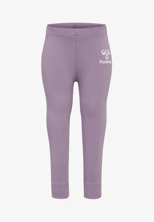 Lilla leggings lavet af blødt, strækbart stof med elastisk talje. Har et lille hvidt logo på venstre side.