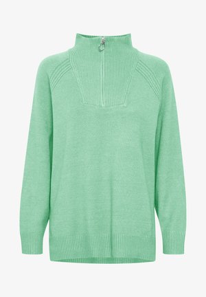 Suéter de punto verde con un alto cuello y media cremallera, acentos acanalados en el cuello y los puños, ajuste relajado y textura suave.