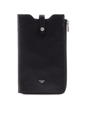 Portefeuille en cuir noir avec languette à fermeture pression, fermeture éclair sur le côté et logo "PICARD 1928" embossé en blanc à l’avant.