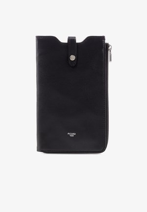 Zwarte leren portemonnee met druksluitingslipje, rits aan de zijkant en wit geëmboste "PICARD 1928"-logo aan de voorkant.