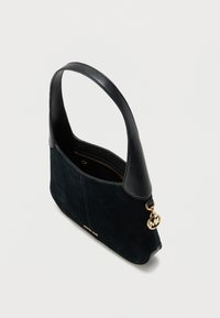 Μαύρη τσάντα ώμου από σουέντ με λείο μαύρο δερμάτινο χερούλι, επιχρυσωμένες μεταλλικές λεπτομέρειες και εσωτερική τσέπη με φερμουάρ. Γωνίες με καπάκι.