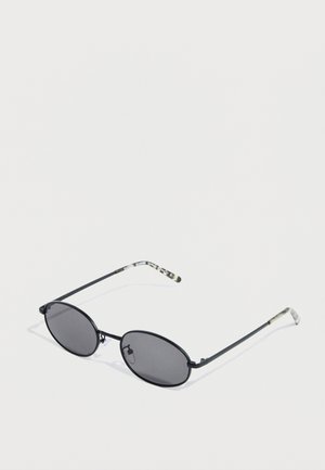Ochelari de soare negri, ovali, cu lentile închise la culoare, rame subtiri din metal negru și vârfuri ale brațelor cu model deschis. Design minimalist cu linii elegante.