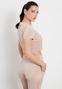 Guess LOGO FRONTALE STRASS - Marškinėliai su spaudiniu - rosa cipria
