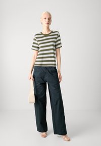 Selected Femme SLFESSENTIAL TEE - Marškinėliai su spaudiniu - kalamata/bright white