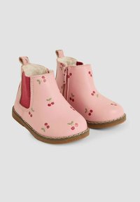 Botines de cuero rosa con estampado de cerezas, paneles laterales elásticos y forro suave. Suela de goma con perfil para tracción.